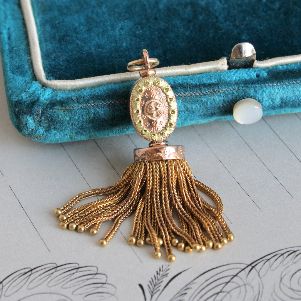 antique tassel pendant in rose and yellow gold with engraved decoration 