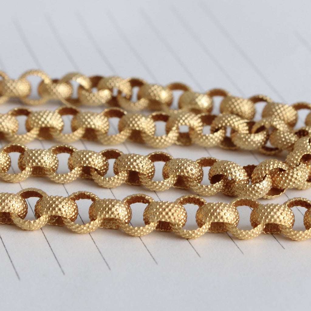 Antique yellow gold belcher chain link necklace with a barrel clasp closure.