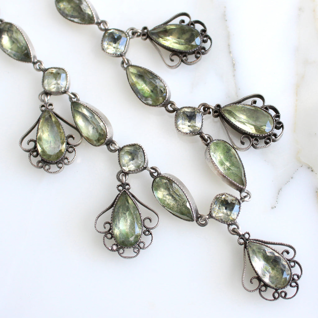 Necklace in silver with green gems and teardrop-shaped gemstones with filgree accent