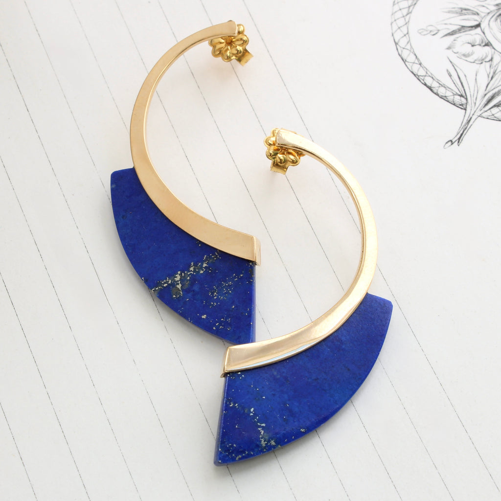 curved yellow gold earrings with lapis lazuli slices 